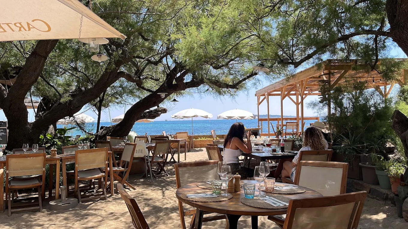Terrasse du restaurant Le Pingouin Bleu sous les tamaris face à la mer Méditerranée à Grimaud